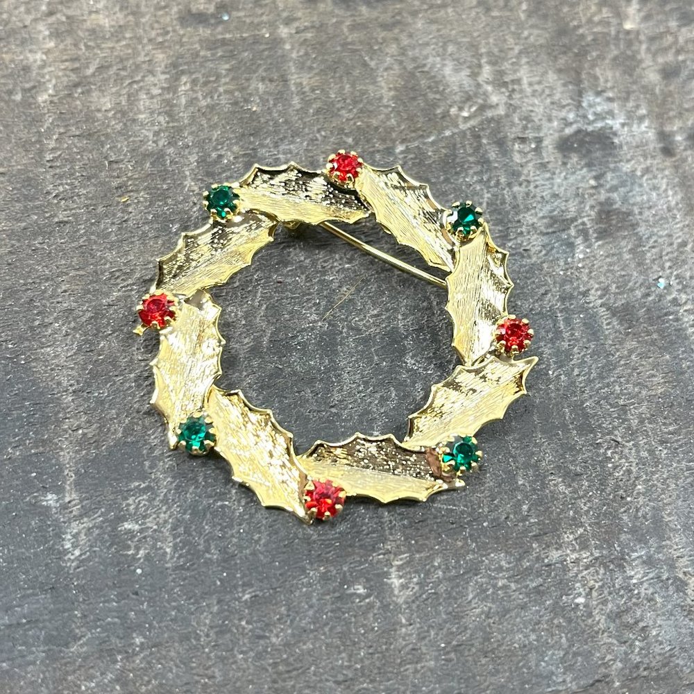 Vintage Jewely Beautiful Gold Tone and Rhinestone Christmas Wreath Pin Brooch